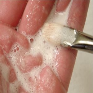 Cómo limpiar y lavar el cepillo de aceite
